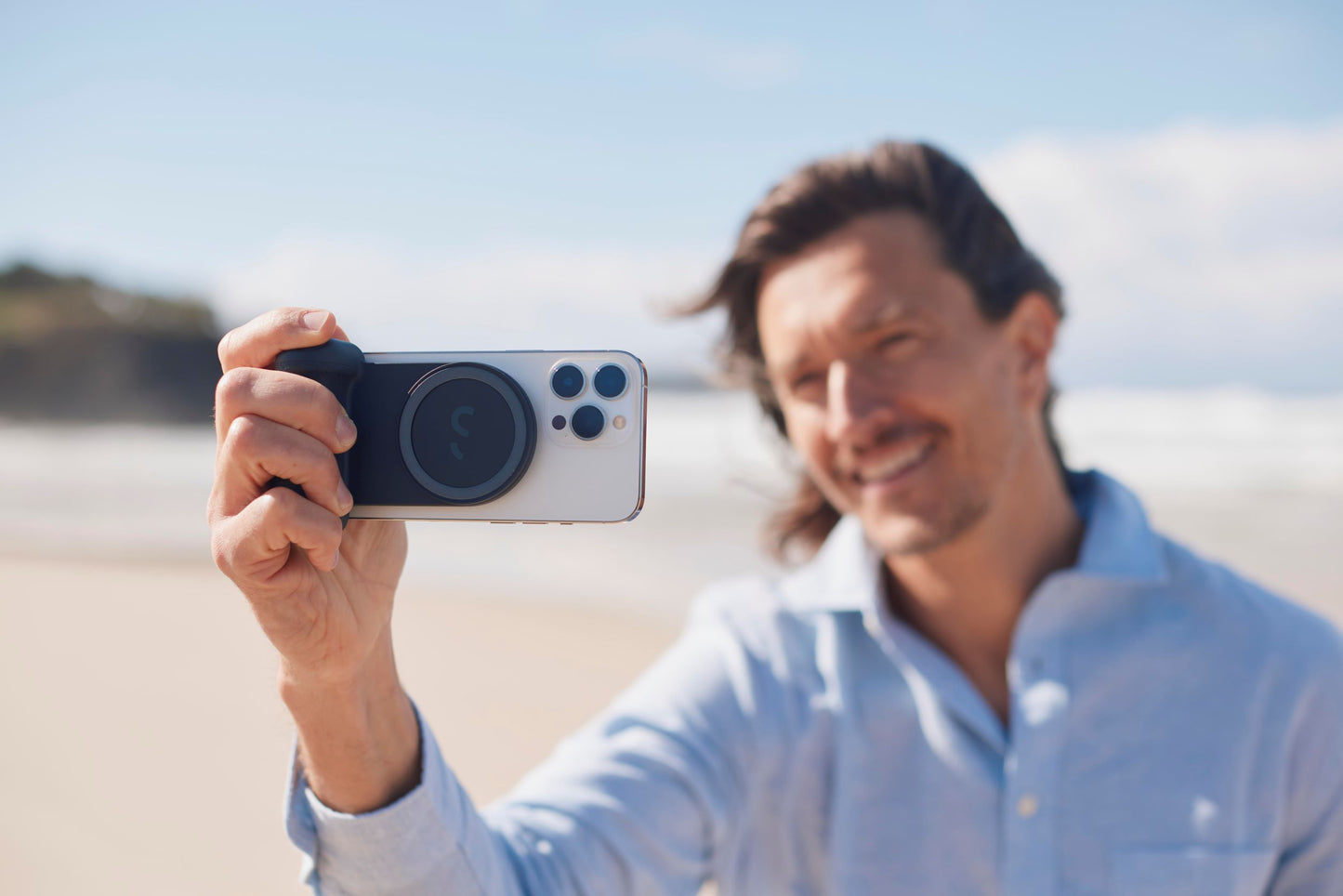 Man taking a selfie with Snap Grip